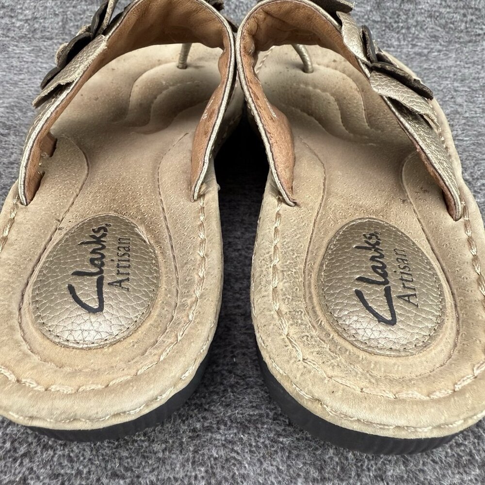 ✅ Womens 8.5M Clarks Artisan Thong Wedge Sandals Flower Detail Gold/Brown - Picture 4 of 10